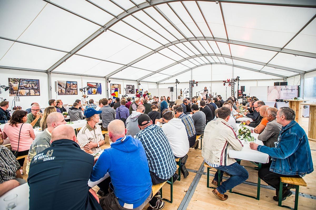 Eventzelt Dekoration Gastronomie Bühnenprogramm DJ Moderation