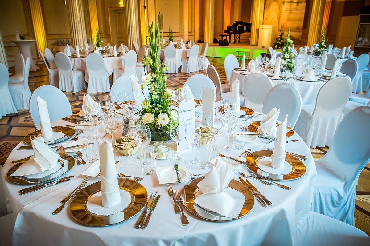 Festlich gedeckter dekorierter Saal Tische Hochzeit Feier Firmenfeier