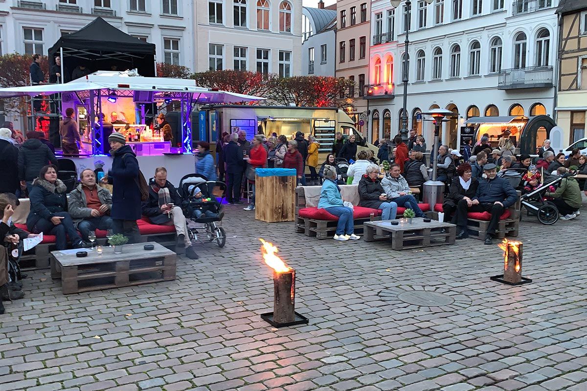 Open-Air Straßenkunst Kinderprogramm Buden Markt