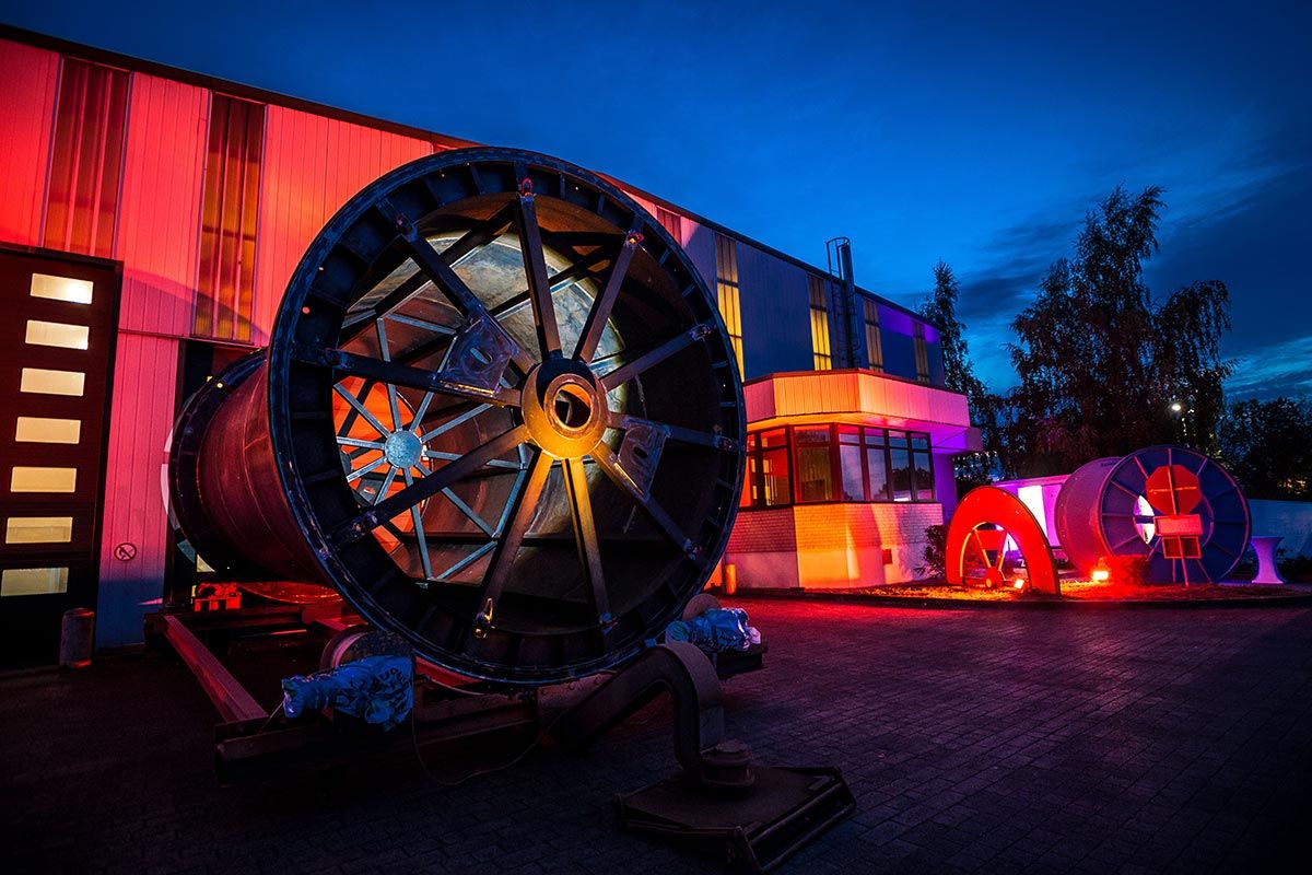 Beleuchtung industrial Außenbereich Outdoor Abend Nacht Inszenierung Lichtinstallation