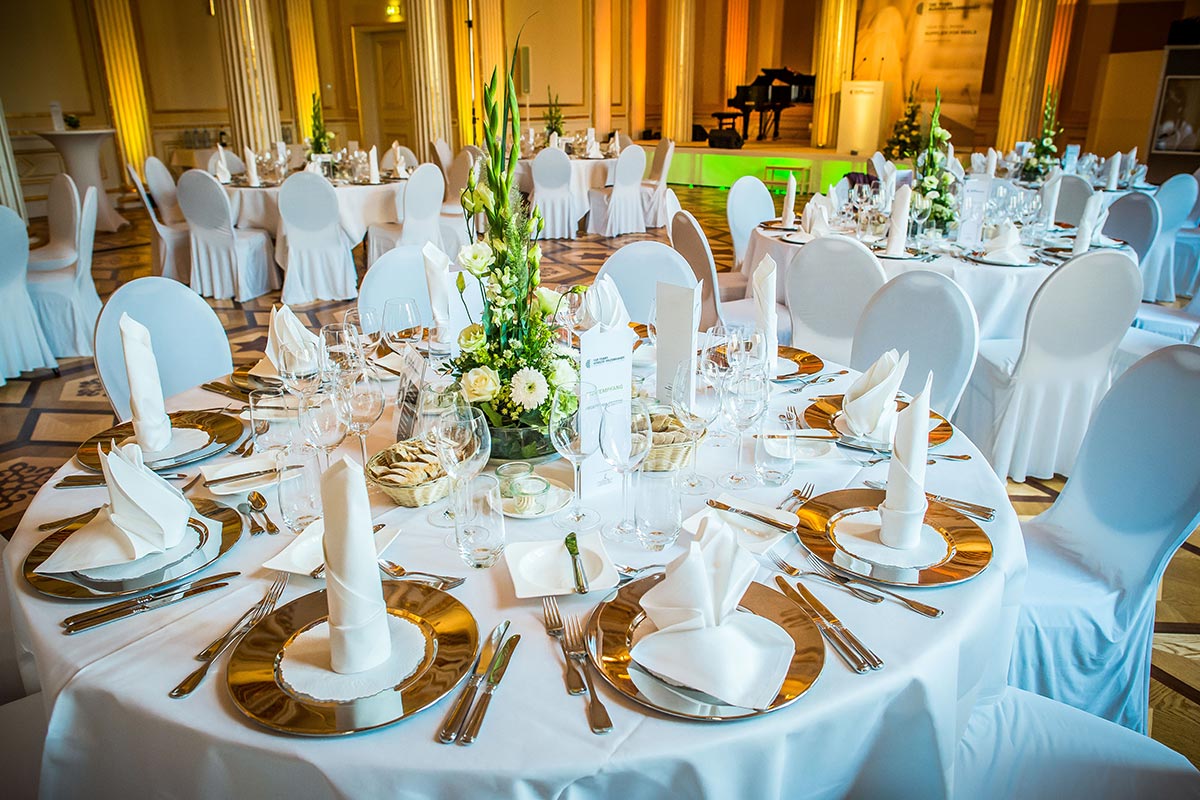 Festlich gedeckter dekorierter Saal Tische Hochzeit Feier Firmenfeier